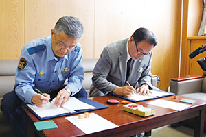 八街市北村市長（写真左）、佐倉警察署山岸署長（写真右）と協定書を交わす西村理事長・校長